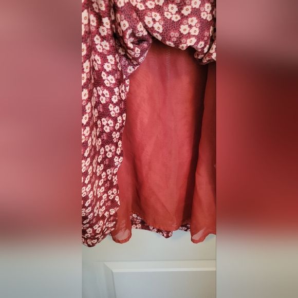 Elegant Red and White Midi Dress - Picture 4 of 15